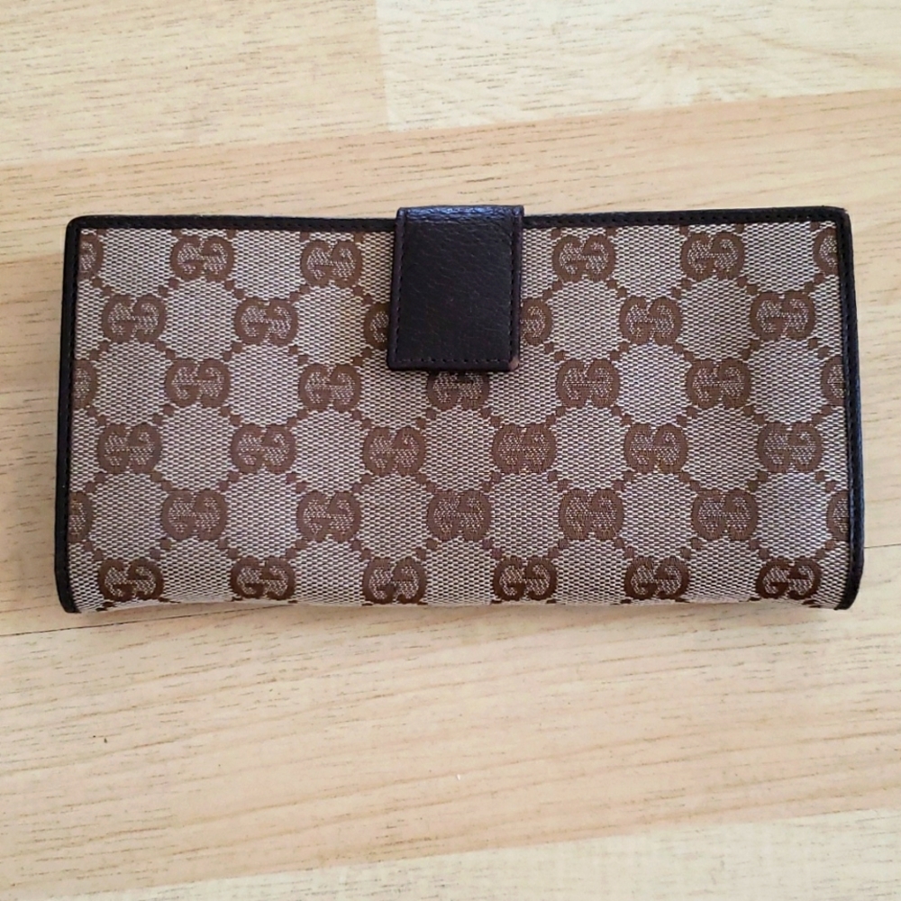 Authentic Gucci Brown Signature Canvas wallet